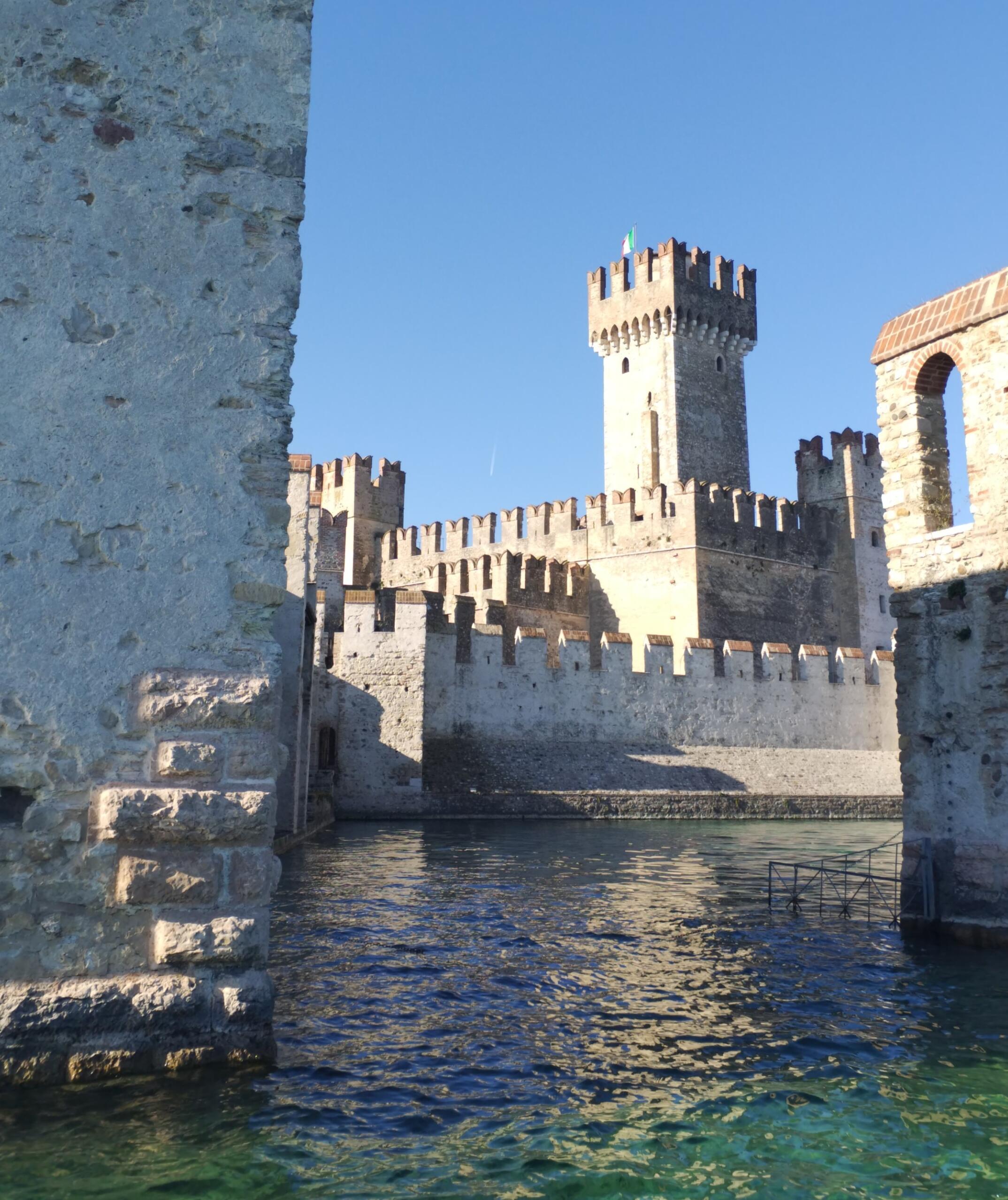 Visita guidata della rocca di Sirmione - Itinerario turistico del castello scaligero - Tour di Sirmione - Maddalena Carnaghi - La mia guida di Brescia - regala una visita